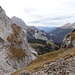 Jenseits gehts nicht minder steil hinab. Blick gen Hochkarspitze und Soiernspitze.