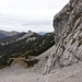 Hinab zu dem kleinen Almboden, wo man auf eine Steig trifft, hinten die Rappenklammspitze.