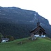 Kapelle Sodberg mit Schwarz Grat im Hintergrund.