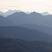 Karwendel, rechts markant etwas 'platt' die Vogelkarspitze, links der Bildmitte zuerst die Birgkarspitze, dann die Kaltwasserkarspitze