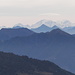 Nonostante la forte copertura nuvolosa ad alta quota, la visuale spazia fino al Bernina