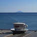 Cappuccino mit Montecristo bei super Wetter.<br /><br />Un cappuccino con l`Isola di Montecristo in un giorno splendido.