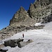 zurück auf dem grossen Altschneefeld - mit zackigen Ausläufern des Monte Rotondo im Hintergrund
