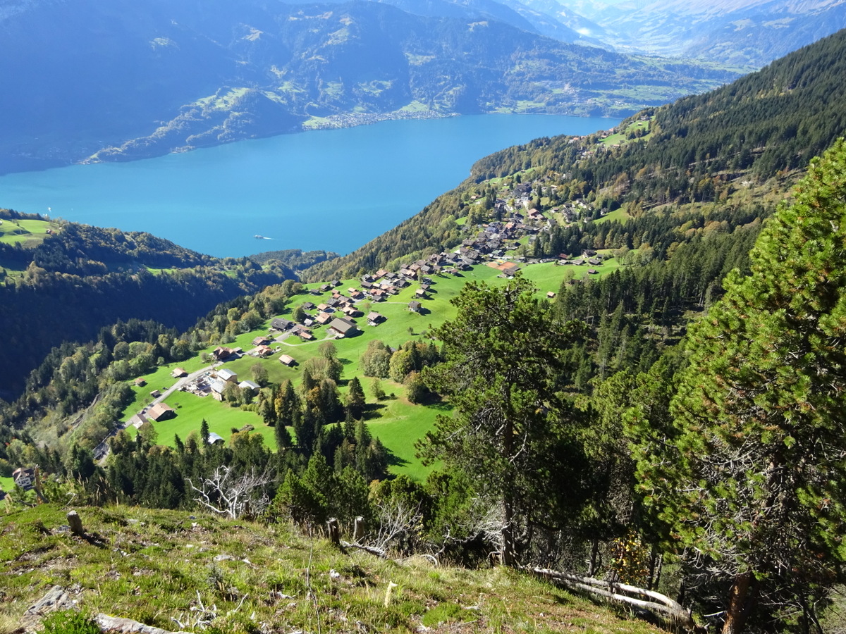 Blick zum Thunersee, und das langgezogene Dorf Beatenberg...