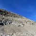 Der Pfad im Schotterfeld Richtung Gipfel ist am rechten unteren Bildrand auszumachen