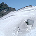 Der Glacier de la Sassière weist einige Spalten auf. Hinten die Aiguille de la Petite Sassière (3672 m)
