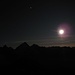 Kurz nach 4 Uhr: der Vollmond steht über dem Grand Combin, und über der Dent Blanche leuchtet Jupiter. Das Bild wurde mit 10 Sekunden belichtet - bei Vergrößerung sieht man links unter Jupiter einen seiner Monde!