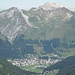 Blick vom Brunhorn nach Davos Dorf runter und zum Weissfluhgipfel mit Skigebiet Parsenn