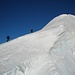 Nach Überschreiten der Spalte geht es einen letzten Aufschwung hinauf zum Gipfel des Bishorns.