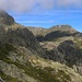 Die wilden Granithänge östlich des Felgipfels Cântaro Magro (1928m) dessen Gipfel gerade in einer Wolke steckt.