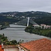 Der Rio Mondego fliesst entlang des südlichen historischen Stadtrandes von Coimbra (34m).