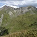 über den Einschnitt des Turnelsbaches und Alp Turnels zu den begangenen Gipfel hinüber blickend