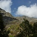 La bocchetta dell'Usciolo vista dall'alpe La Piana: è la sella al centro della foto, riconoscibile nella luce del pomeriggio per la vena di roccia bianca alla sua destra.