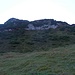 Gipfelaufbau des Sennenstein: Unterhalb der Felswand nach links. Dann über die Rampe durch die Latschen wieder nach rechts.