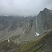 Tiefe Wolken verdecken die creme de la creme des Lechquellengebirges; rechts die Obere Wildgrubenspitze.
