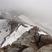 Blick vom Gipfel auf die letzten ausgesetzten Aufstiegsmeter des Ostgrates