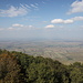 Gudurički vrh - Ausblick vom Aussichtsturm. Zu sehen ist u. a. das etwa nördlich des Berges gelegene Dorf Veliko Središte (Велико Средиште).