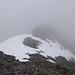 Am Joch. Blick Richtung Lagaunspitze. Die Felsen sehen nur wegen des Nebels gruselig aus und sind leicht zu überklettern.