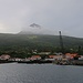 Wenn der Gipfel nicht gerade in Wolken versteckt ist, sieht man vom Hafen São Roques wunderschön den Vulkankegel Montanha do Pico (2351m).