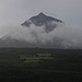 Der prächtige Stratovulkan Montanha do Pico fotografiert mit dem Teleobjektiv in São Roque. Der spitze Kegel auf dem Berg ist der Piquinho (2351m), die höchste Spitze des Vulkans und der höchste Punkt von ganz Portugal.