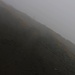 Zum Kraterrand wird der Pfad wieder etwas weniger steil. Bei meiner Besteigung nahm jedoch der Nebel noch an Intensität zu und mit jedem Höhenmeter wurde der Wind stärker. Sobald ich jeweils eine Geländeerhöhung betrat wurde ich vom Wind förmlich den Berg hinauf getragen!