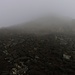 Nach wenigen Minuten in denen ich durch den Krater lief zeichnete sich sah ich plötzlich im Nebel den Kegel des Piquinhos. Die Lavasteine wurden nun auch deutlich dunkler und das Gelände steiler. Nun wusste ich dass ich auf ddem richtigen Weg war.