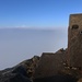 Auf dem Dach Portugals: Montanha do Pico - Piquinho (2351m).<br /><br />Während des ganzen Aufstiegs lief ich im Nebel weshalb sämtliches Material und auch die Kleider feucht wurden. Mein Glück war dass die obersten 20m des Piquinhos aus den Wolken ragten. Leider konnte ich die Kamera nie richtig trocknen da ich keinen trockenen Lappen dabei hatte und die Linse ständig durch Nebeltröpfchen feucht wurde. Die Fotos haben deshalb durch beschlagen der Linse umscharfe Flecken.