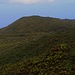 Etwas nördlich der Schutzhütte Casa da Montanha steht der Nebenvulkan Cabeço das Cabras (1273m) den man vom Ende des Fahrsträsschen in wenigen Minuten besteigen könnte. Vom Gipfel des Cabeço das Cabras, der einetlich der Kraterrand ist, sieht man in den stark überwachsenen Krater hinein.