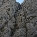 Steiler Abstieg durch die Felsrinne vor dem Gendarm