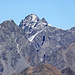 Aus dieser Perspektive kaum beeindruckend, in Wahrheit aber einer der grandiosesten Gipfel der Silvretta: das [http://www.hikr.org/dir/Verstanclahorn_5801/ Verstanclahorn], rechts davon der markante Grosse Gendarm im [http://www.hikr.org/tour/post68857.html NE-Grat]. 