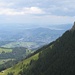 Blick rüber zum Regenflüeli, diesem zu Füssen liegt Luzern. Neben dem Luzerner Seebecken sind noch der langgezogene Rotsee und im Hintergrund durch den Rooterberg zweigeteilte Zugersee zu erkennen.