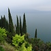 trüber - und doch farbiger - Ausblick vom Hotel über den Gardasee zum kaum sichtbaren Monte-Baldo-Massiv