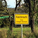 Am Ortsrand von Kalchreuth<br /><br />Kalchreuth ist eine Gemeinde im mittelfränkischen Landkreis Erlangen-Höchstadt. Die Gemeinde liegt jeweils ca. zehn Kilometer nordöstlich von Nürnberg und südöstlich von Erlangen auf einem Höhenrücken des Sebalder Reichswalds. Der Ort wird wegen der zahlreichen Kirschbäume auch Kirschendorf genannt. Kalchreuth liegt auf einem langgestreckten Höhenzug des Schwarzen Jura, der einen Teil des fränkischen Schichtstufenlandes bildet. Der Kalchreuther Forst westlich und südlich der Ortschaft ist ein beliebtes Ausflugsgebiet. Der Ortsname leitet sich von der Beschaffenheit des Untergrundes und vom Ursprung als Rodungsinsel im Sebalder Reichswald ab.