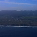 Aussicht vom Flugzeug auf die Nordküste der Ilha Terceira. Der hohe Hügel im Inselinnern ist der Pico Alto (809m), das grosse Dorf heisst Agualva (155m).