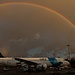 Nach dem abwechslungsreichen neuntägigem Urlaub ging es leider alzuschnell wieder nach Hause. Zum Abschied von der Inselgruppe leuchtete ein Regenbogen über einem azorischen Flugzeug der Gesellschaft SATA. 