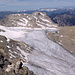 In der Mitte Brandner Gletscher, hinten Panüeler Kopf, rechts an der Kante des Plateaus die Mannheimer Hütte