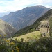 Blick vom Aufstieg zur Plaza Hanan auf den Hauptplatz von Choquequirao. Im Hintergrund der Colina Sacrada.