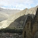 Beim Aufstieg. Blick zurueck zu den Inka-Ruinen von Ollantaytambo. Direkt oberhalb der Ruinen rechts der kleine Huegel, auf dem ich am Tag vorher sass.