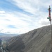 Und dann bin ich tatsaechlich am Gipfel. Ein Kreuz gibt's zwar nicht, aber zumindest ein kleiner Stecken mit einem kleinen Stofffetzen. Das passt.<br />Schoener Blick ins Urubamba-Tal.