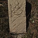 Gedenkstein für einen Zöllner aus der Zeit des italienischen Faschismus, wie man an den "Fasces" links und rechts unschwer erkennen kann.