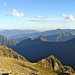 Alp Ribia mit umliegenden Tälern und Bergen.