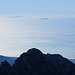 la vetta del monte Contrario con dietro a dx la piccola isola della Gorgona,a sx l'isola di Capraia,in alto a dx appena visibile la Corsica...