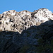 Banchi rocciosi a sud della cima, a proteggere i piani alti del Pizzo Montalto