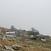 <b>L’Alpe di Bardughè (1642 m) è purtroppo avvolta da un persistente bancone di nebbia. Il sentiero per il Pizzo di Vogorno si sviluppa a NE delle baite; benché sia segnato in bianco/blu, in confronto allo stress della funivia ora ci aspetta un vero relax. </b>