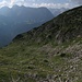 Rückblick: von dort unten sind wir hergekommen. Gegenüber die Östliche Karwendelspitze (links, 2537m), die Vogelkarspitze (2522m), über den Kamm der Schlichtenkarspitzen gucken die Ödkarspitzen herüber. Rechts im Hintergrund die Seekarspitze (2677m).