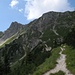 Schon lockt das Gipfelkreuz der Schöttelkarspitze; der Steig führt in mehreren Kehren in etwa 1 Std. die 400m hinauf.