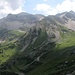 Kurz unter der Schöttelkarspitze: Panorama des Soiernkessels mit (vlnr) Krapfen- und Gumpenkarspitze, der Sattel der Jägersruh, die Soiernspitze und die Reißende Lahnspitze.