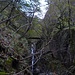 Caratteristico ponte di legno. Si può guadare con facilità il torrente poco più a valle (ometti).