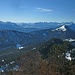Der Jochberg; dahinter Karwendel- und Wettersteingebirge, sowie - ganz hinten - die Stubaier Alpen.