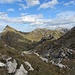 Die Vilsalpseeberge kommen in Sichtweite. Der (kürzeste) Abstieg zurück ins Schwarzwassertal erfolgt über den SW-Kamm der Steinkarspitzen; genauer durch die Latschengassen, die unterhalb der Leilachspitze zu sehen sind